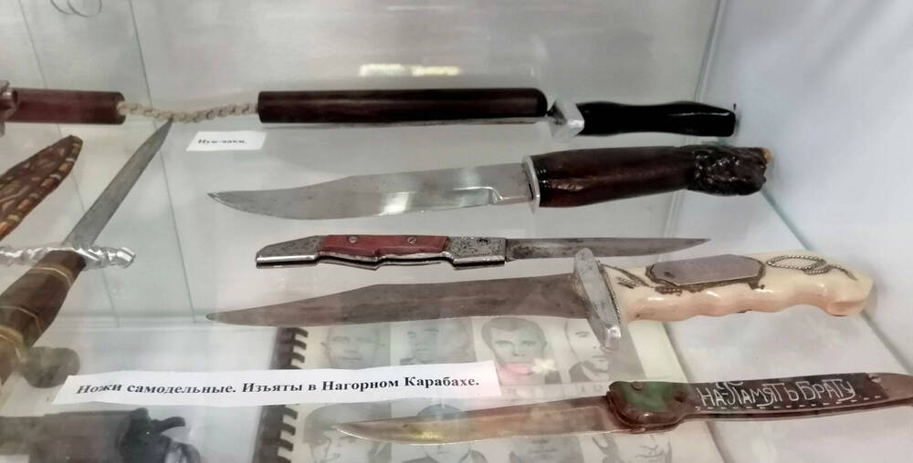 Коллекция ножей самодельных.