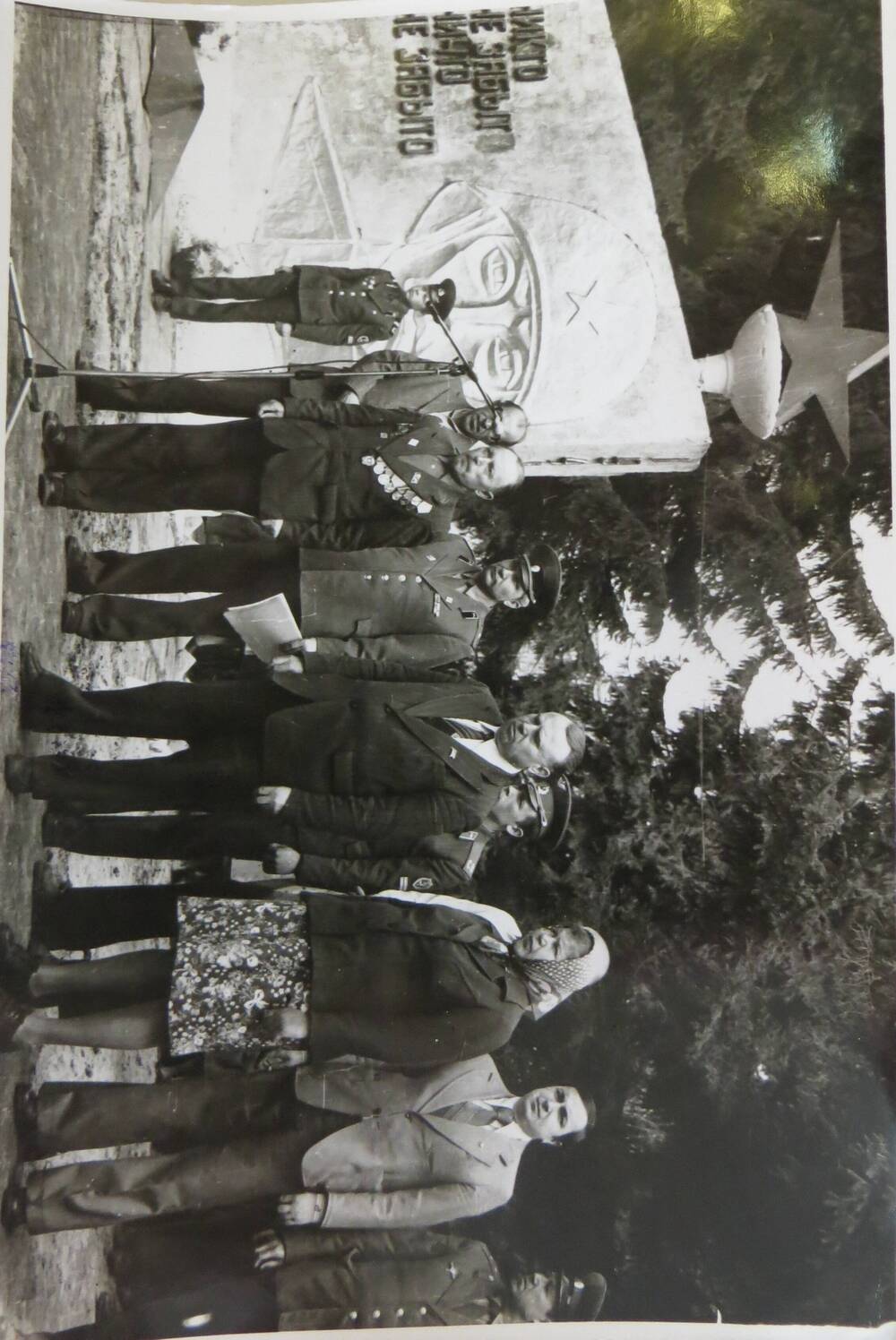 Фото перед ветеранами выступает  участник ВОв Ласточкин И.Н. у  памятника п. Советский