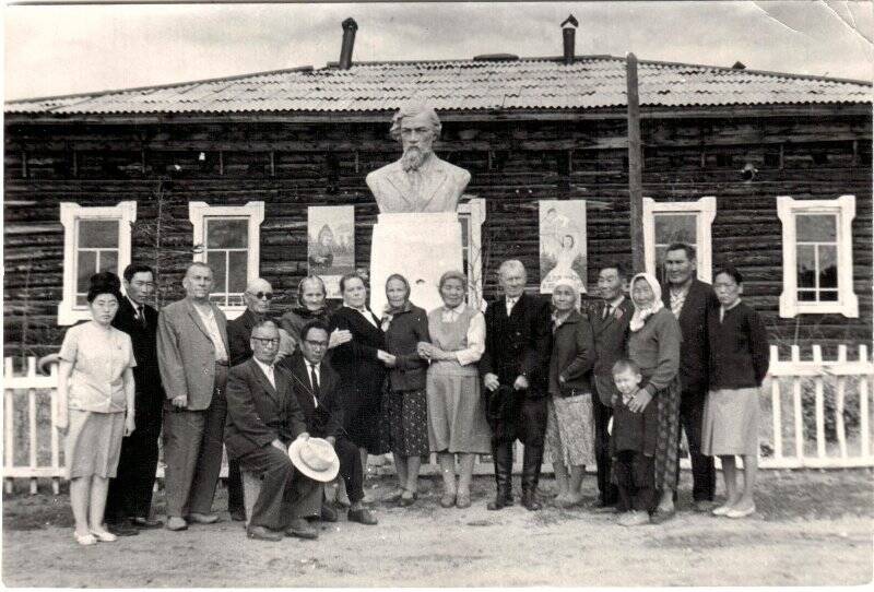 Фотография групповая. Группа Вилюйчан у памятника Н.Г. Чернышевскому с Синеглазовой В.С.