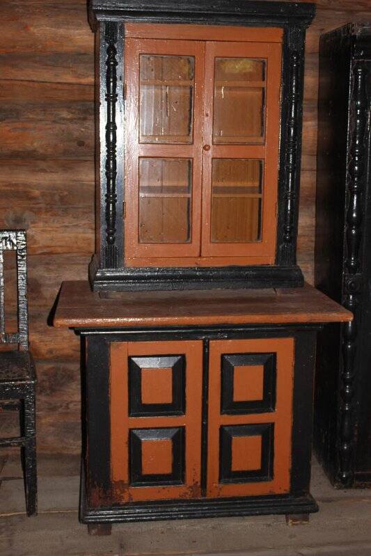 Шкаф -буфет деревянный с застекленными двумя дверцами