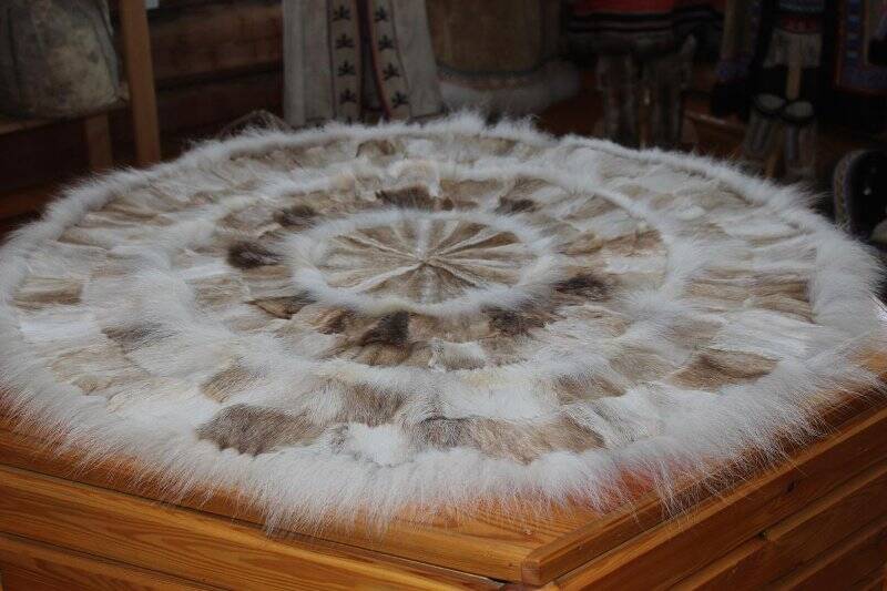 Коврик декоративный из оленьего меха большого размера, орнаментом, на подкладе