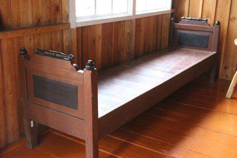 Кровать-диван деревянная