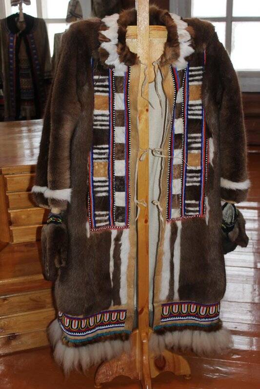 Шуба женская из оленьего меха, с северным орнаментом, украшена цветным бисером.