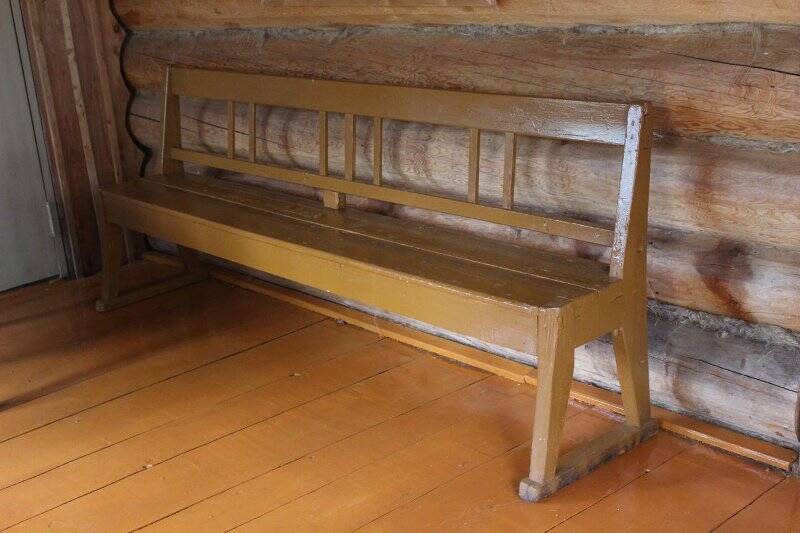 Скамейка деревянная со спинкой и подлокотником