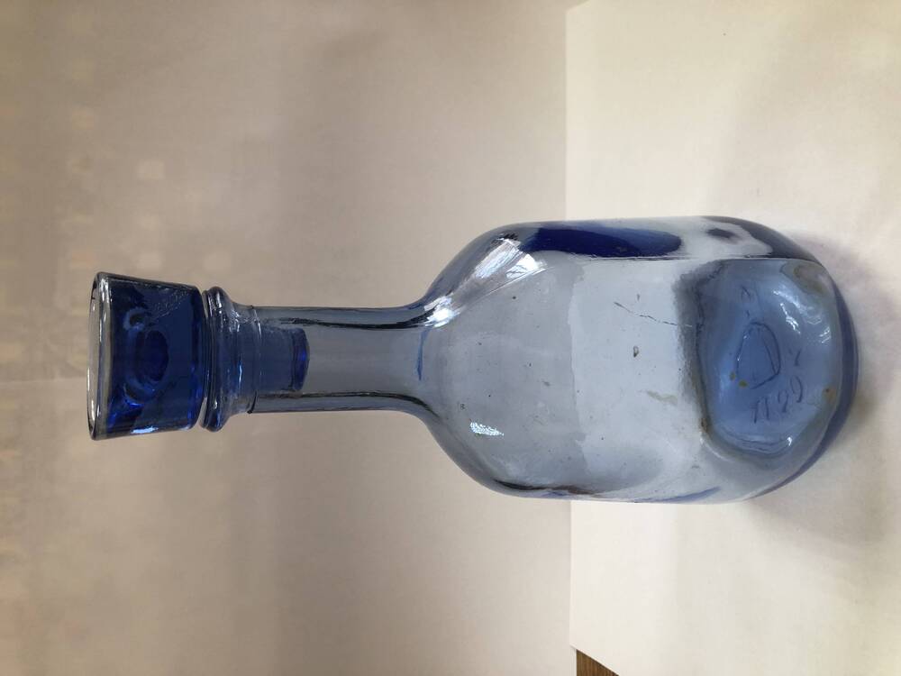 Бутыль из голубого стекла