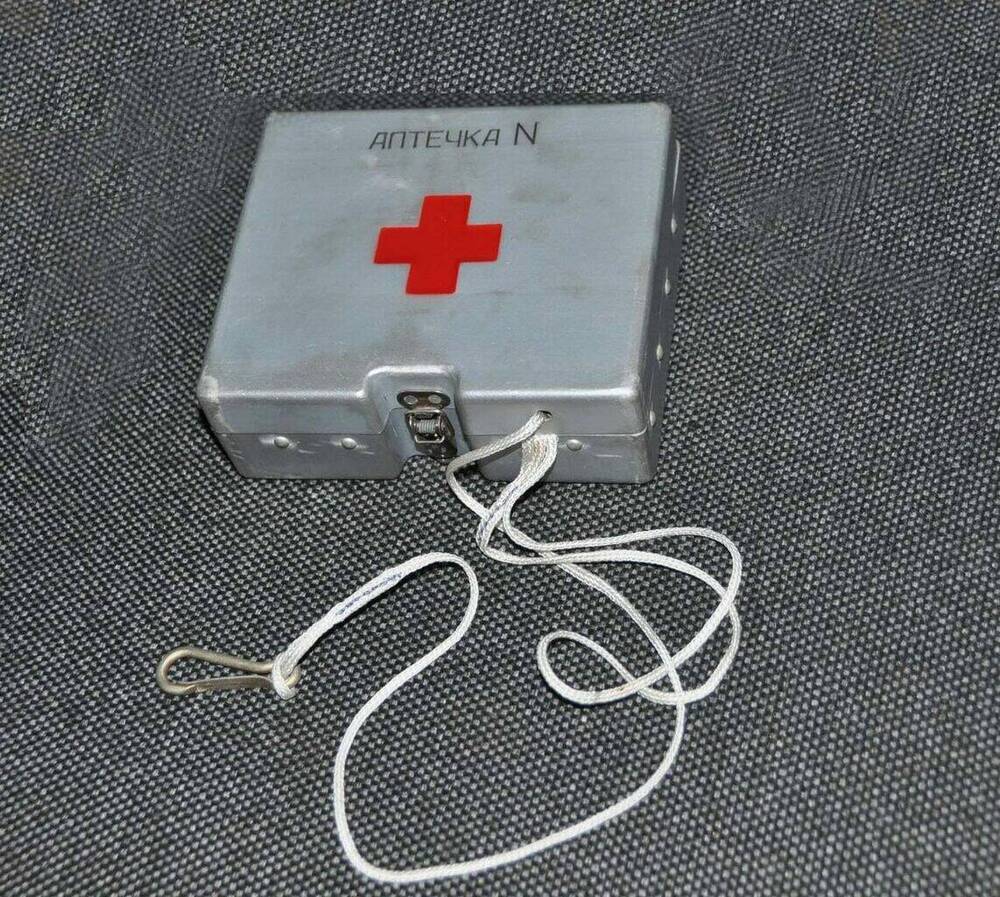 Коробка для аптечки из носимого аварийного запаса для космических кораблей Союз. Изделие Гранат-6.