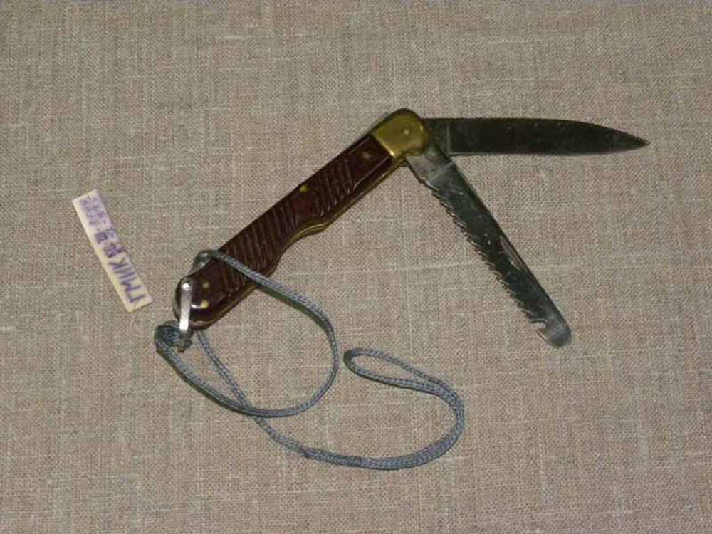 Нож складной со шнурком из носимого аварийного запаса для космических кораблей Союз. Изделие Гранат-6.