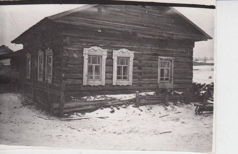 Фотография. Дом в деревне Бестях, где родился А.А.Назаров.