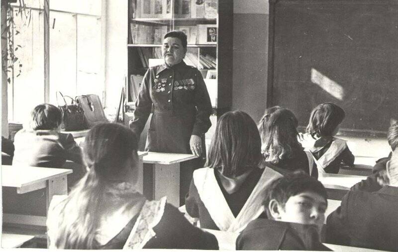 Фото  капитана медицинской службы Клепиковой Веры Васильевны на уроке памяти в 146 школе города Новосибирска