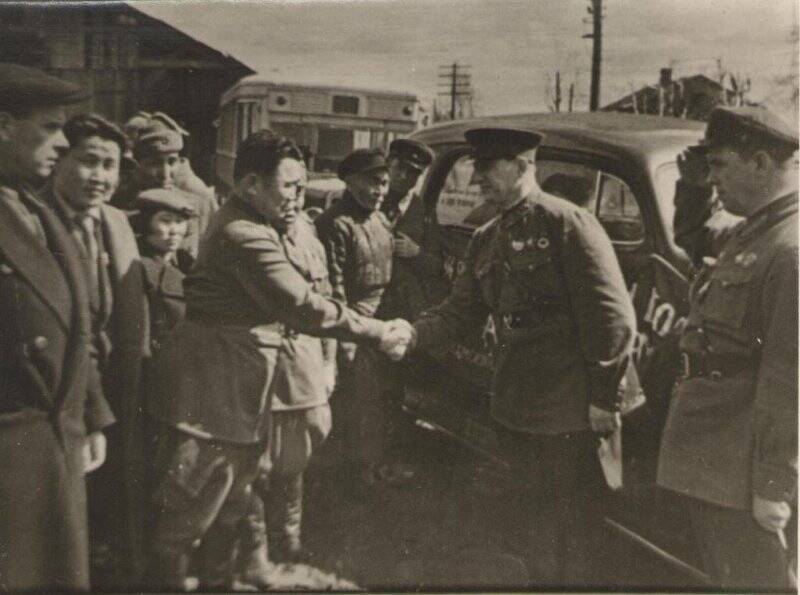Фото посланцы ТНР вручают командованию воинской части Красной Армии автобус и легковую автомашину
