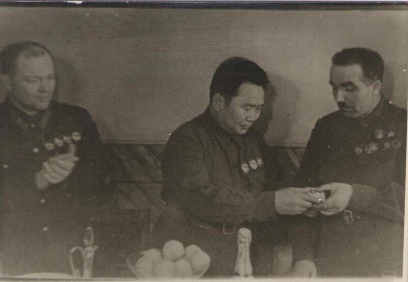 Фото С.К.Тока вручает орден Тувинской  Республики генерал-лейтенанту И.И. Федюнинскому