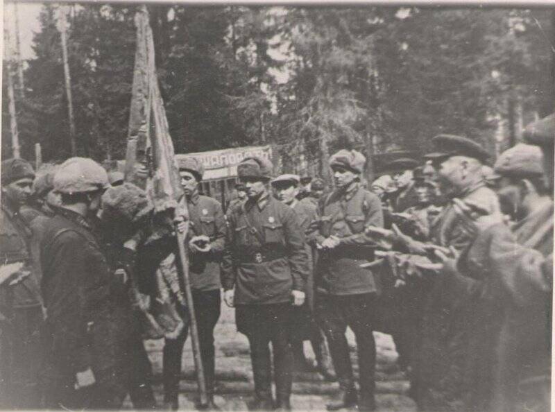 Фото вручения делегацией Тувинской Народной  Республики Красного Знамени воинской части