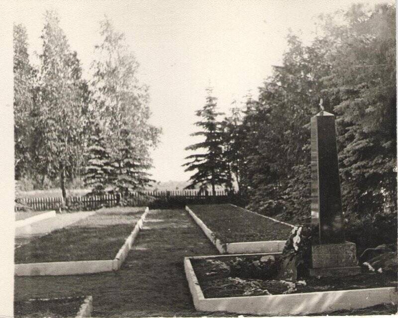 Фотографии братского кладбища  и могилы в г. Саласпилсе Латвийской ССР где похоронена Ольга Жилина (4 штуки)