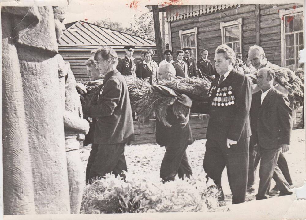 Фотография чёрно-белая сюжетная. Возложение венков к памятнику, с. Ромны