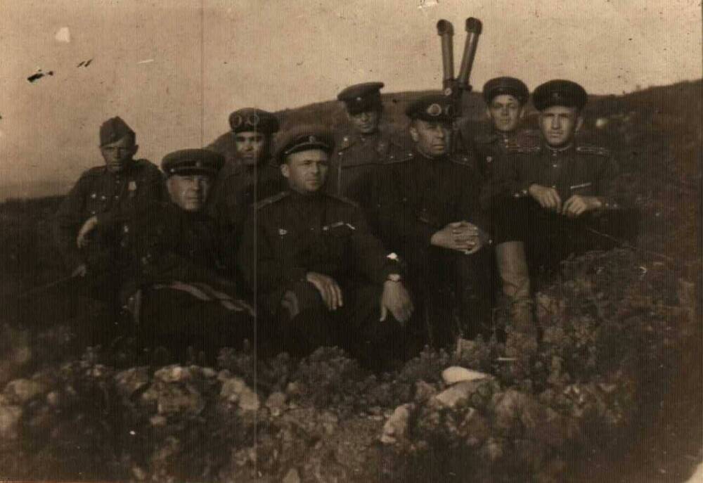 Фото групповое бойцов 11 мая 1944 г. Надпись Высота Горная. Генерал-лейтенанту т. Сокольскому от бойцов Таманского полка.