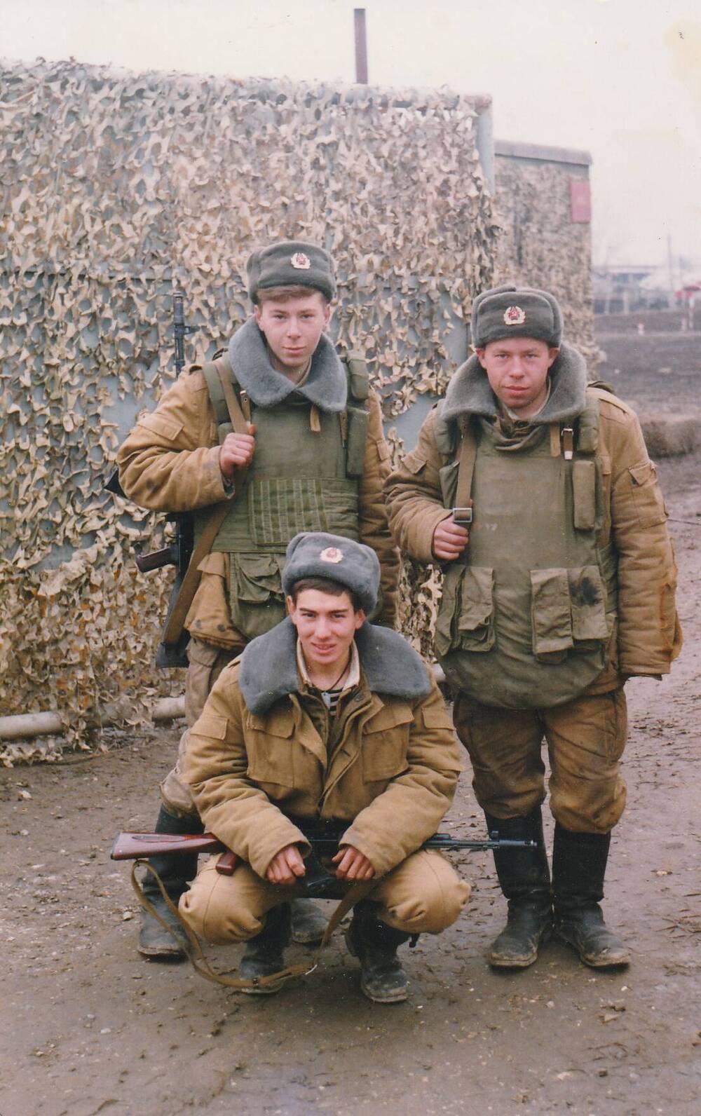 Фотография Бажана Бориса Борисовича (в центре) с сослуживцами во время прохождения службы в Чеченской Республике 1995-1996 гг.