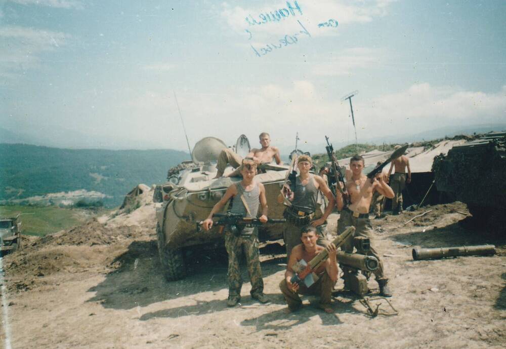 Фотография группы военнослужащих в/ч № 66431 во время прохождения службы в Чеченской Республике в 1996 г.