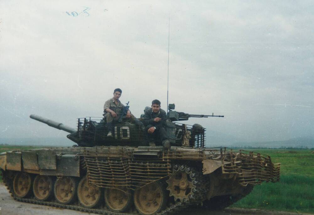 Фотография Бажана Бориса Борисовича (слева) с товарищем во время  прохождения службы в Чеченской Республике в 1996 г.