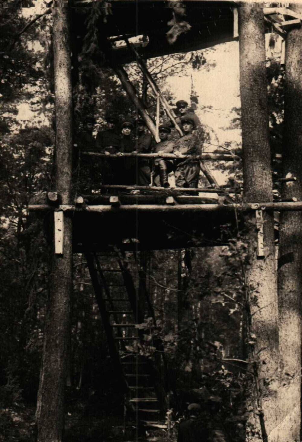 Фото групповое. Сокольский А.К. со своими бойцами  на наблюдательной вышке, 1945 г