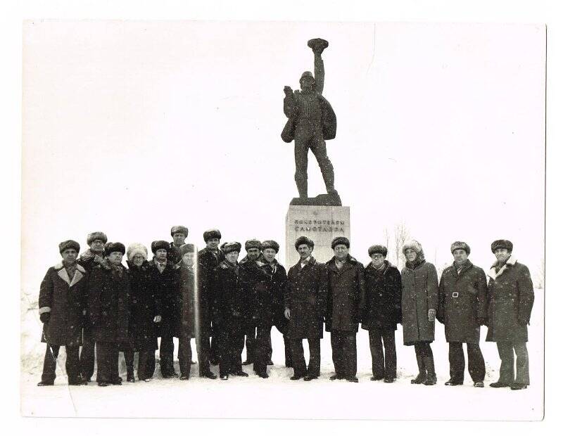 Фотография. Открытие памятника Покорителям Самотлора