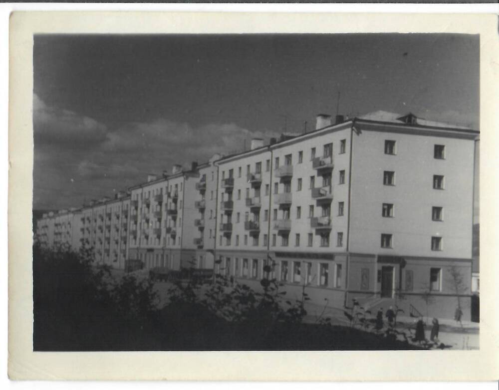 Фотография черно-белая, матовая печать. Вид на пятиэтажные жилые дома вдоль улицы. г. Магадан, 1962 г.