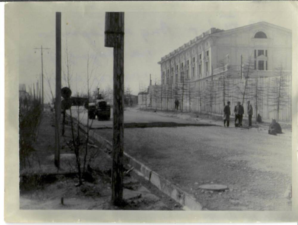 Фотография черно-белая, глянцевая печать. На фото: вид на здание дворца физической культуры. г. Магадан, 1960 г.
