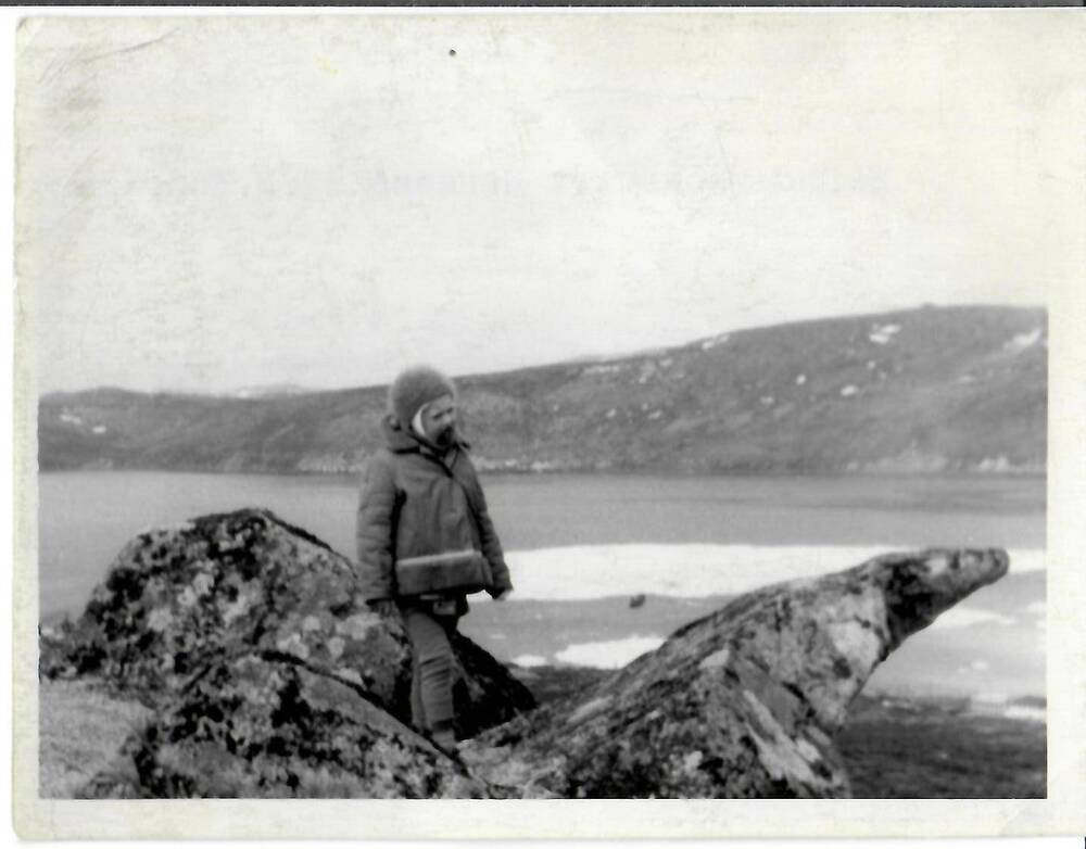 Фотография черно-белая, глянцевая печать. На фото: ребенок стоит на камне на фоне бухты. На обороте машинописный текст: «Н. Громыко-бухта Нагаева 22.У.66 г.», г. Магадан, 1966 г.
