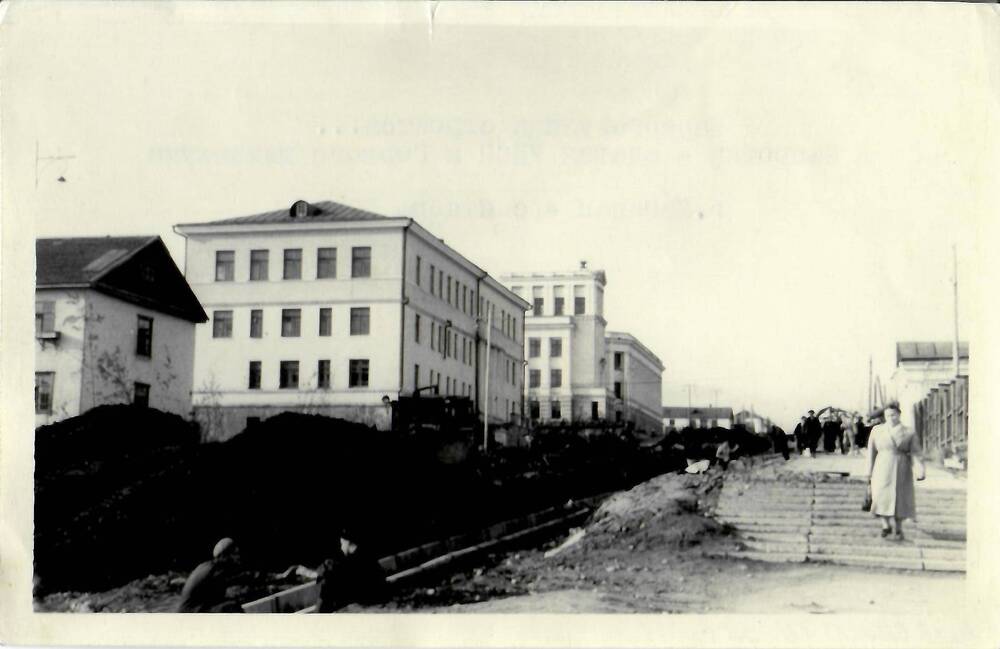 Фотография черно-белая, глянцевая печать. На фото: строительные работы по асфальтированию улицы Парковая в г. Магадане, г. Магадан, 1959 г.