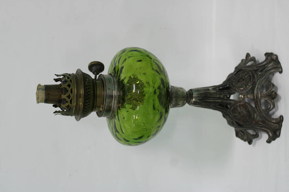 Лампа керосиновая настольная с резервуаром из зеленого стекла