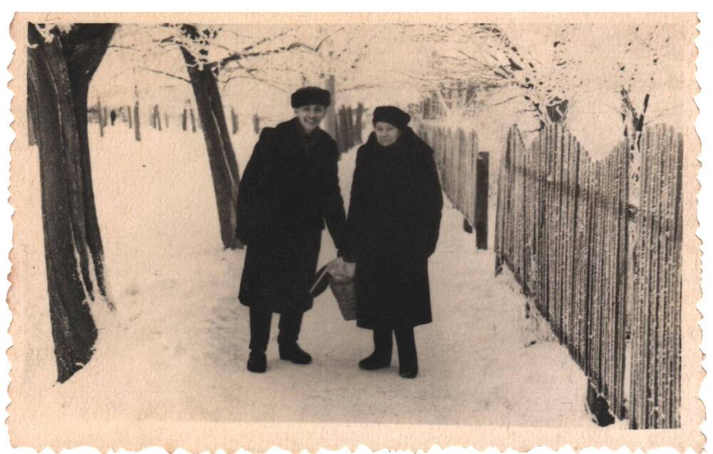 Фотография «Храцевич А.М. с мамой на улице города».
