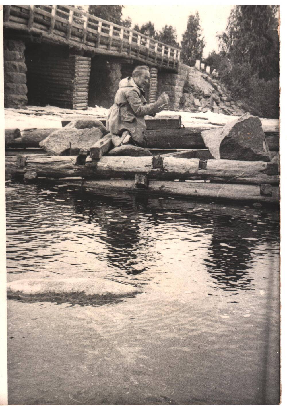 Фотография «Храцевич А.М. у моста на плоту».
