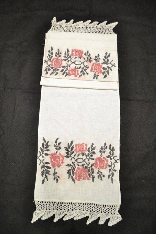Полотенце хлопчатобумажное с ажурным кружевом на концах, вышивка крестиком    (растительный орнамент розы)