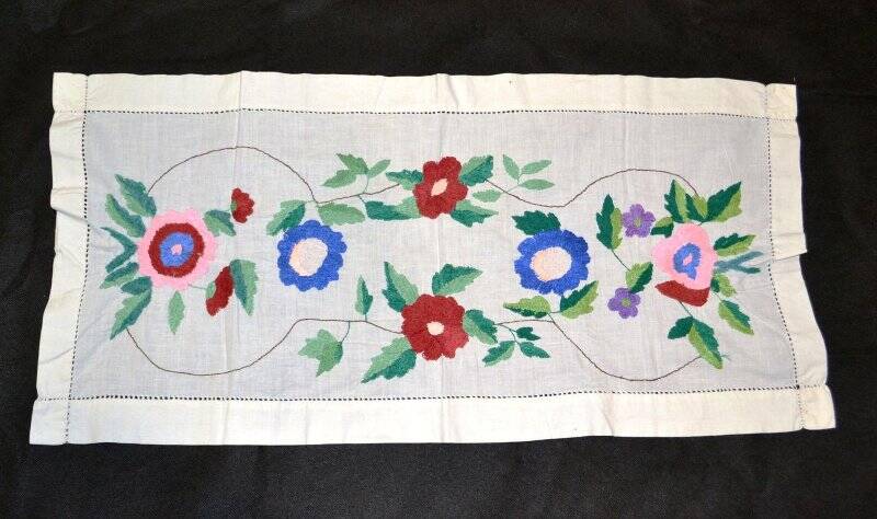 Вышивка настенное украшение, вышивка гладью, узор цветы(розовые, красные и синие) с окантовкой по краям