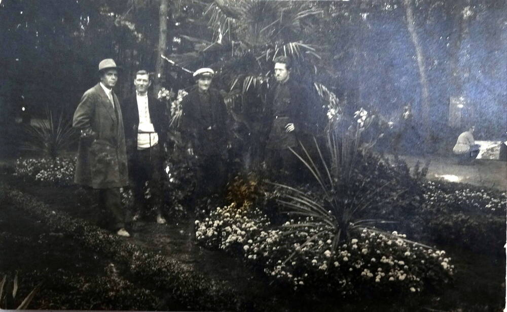 Фото в Русского театра. Группа творческой интеллигенции в близи эстрады в парке, 1932 г.