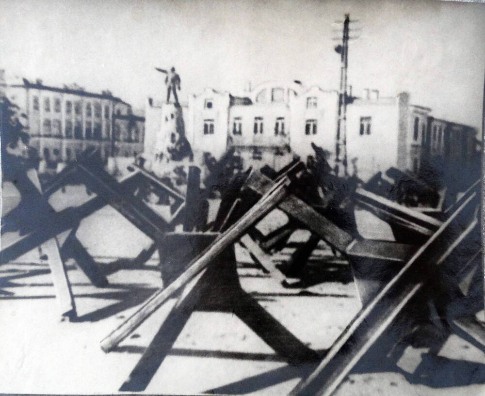 Фото Русского театра. Противотанковые заграждения на театральной площади перед Русским театром, 1942 г.