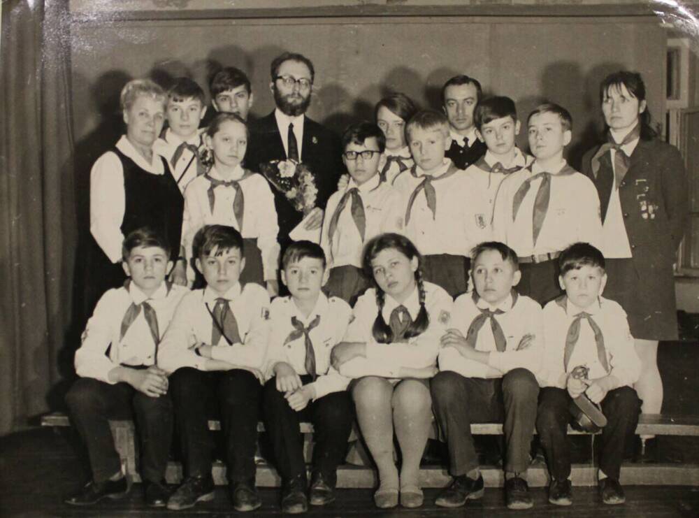 Фото. Б Камов среди участников У11 слета гайдаровцев. Москва, 1971 г.