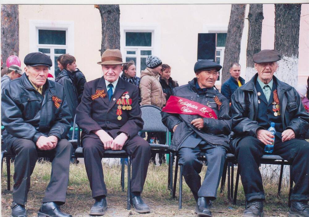 Фотография цветная сюжетная. Ветераны ВОВ  в день Победы, с. Ромны.