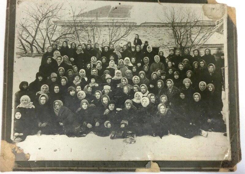 Фотография. На паспарту болотно-зеленого цвета - Совещание активистов 30-е годы.