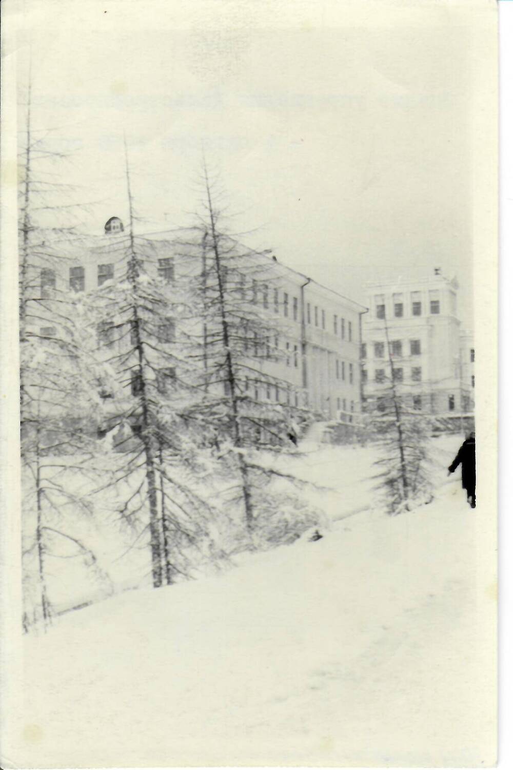 Фотография черно-белая, глянцевая. На фото: вид на здание управления Дальстройпроект зимой в г. Магадане. г. Магадан, 1959 г.