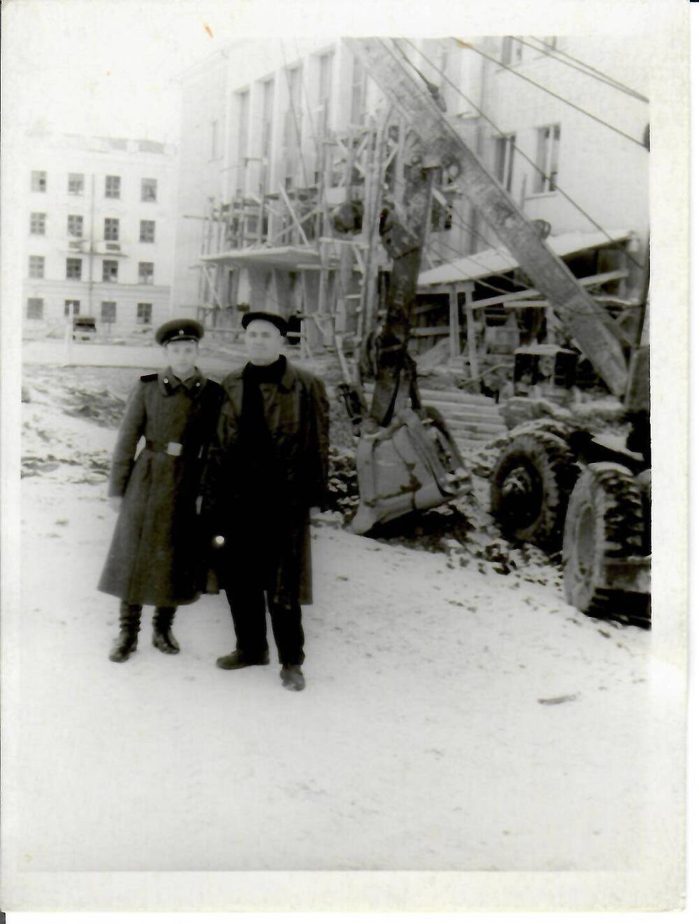 Фотография черно-белая, глянцевая печать. На фото: строительство здания в г. Магадане. На переднем плане двое мужчин. г. Магадан, 1963 г.