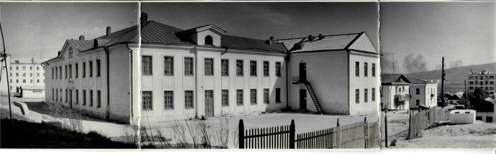 Фотография черно-белая, полуглянцевая печать. На фото: здание магаданской средней школы.  г. Магадан, 1965 г.