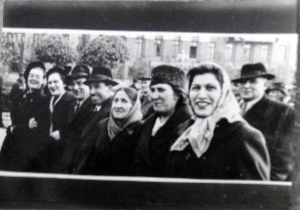 Фото Русского театра. Группа актеров на демонстрации, 1950- ый год.