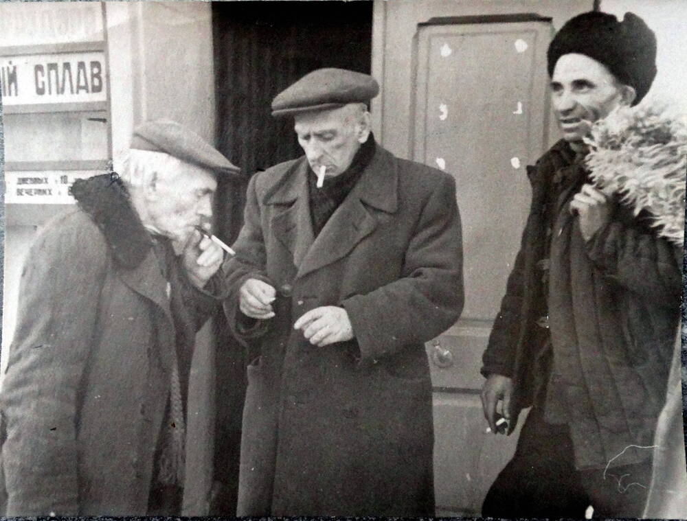 Фото Русского театра. В.Дуганский, Ю.Федоров и водитель, 1955-56 г.г.