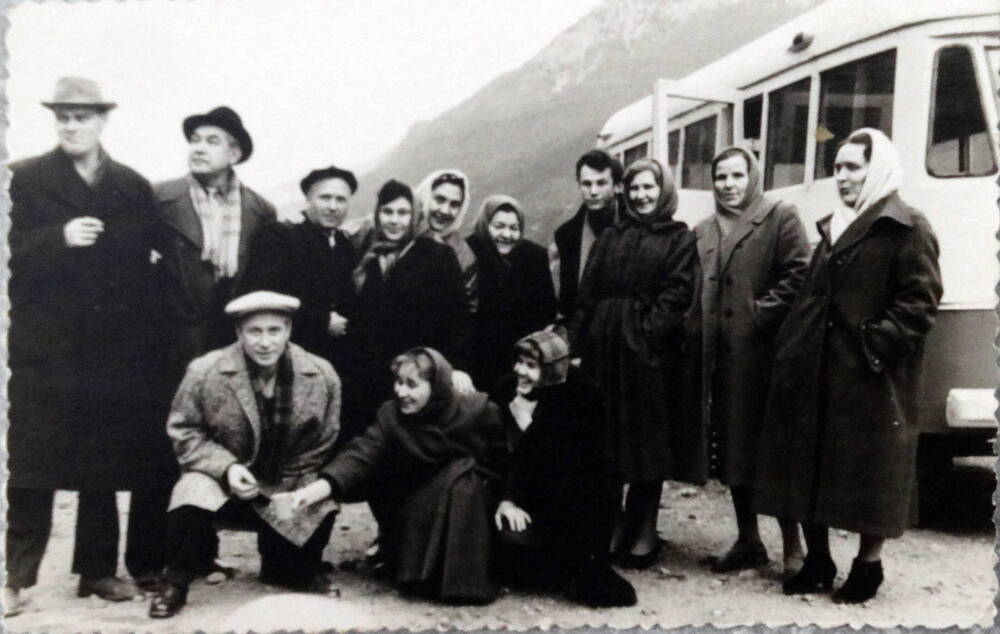 Фото Русского театра. Группа актеров на выезде, 1950-е г.г.