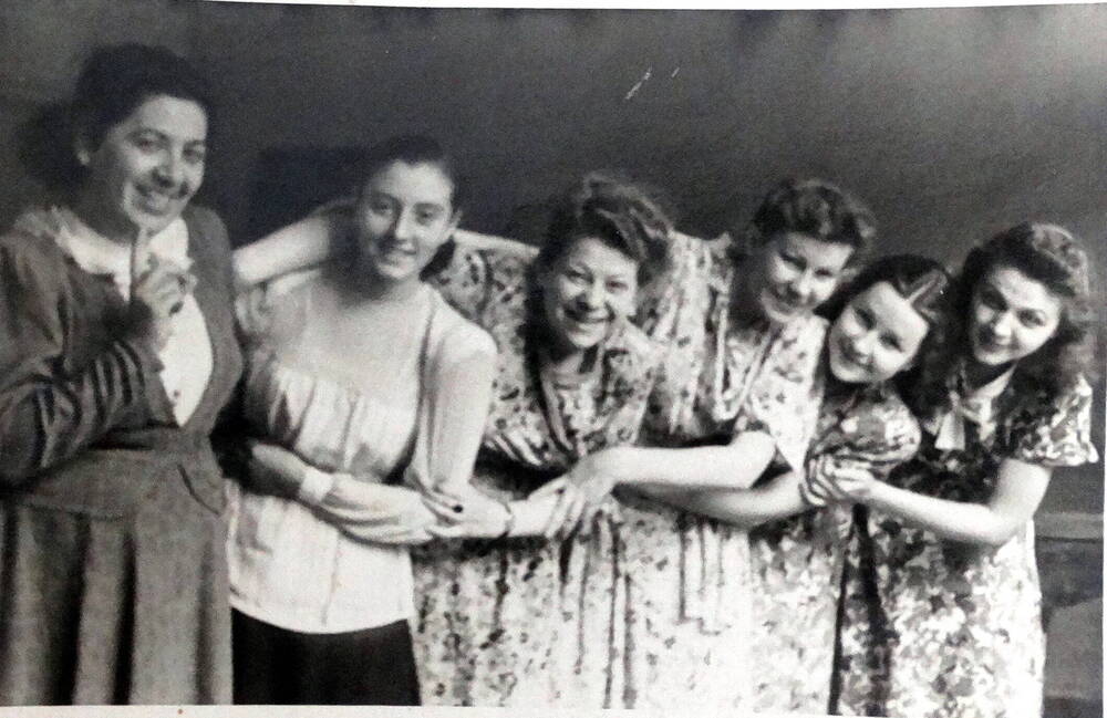 Фото Русского театра. Т.Г.Бекузарова с молодыми актрисам Русского театра, 1960г.