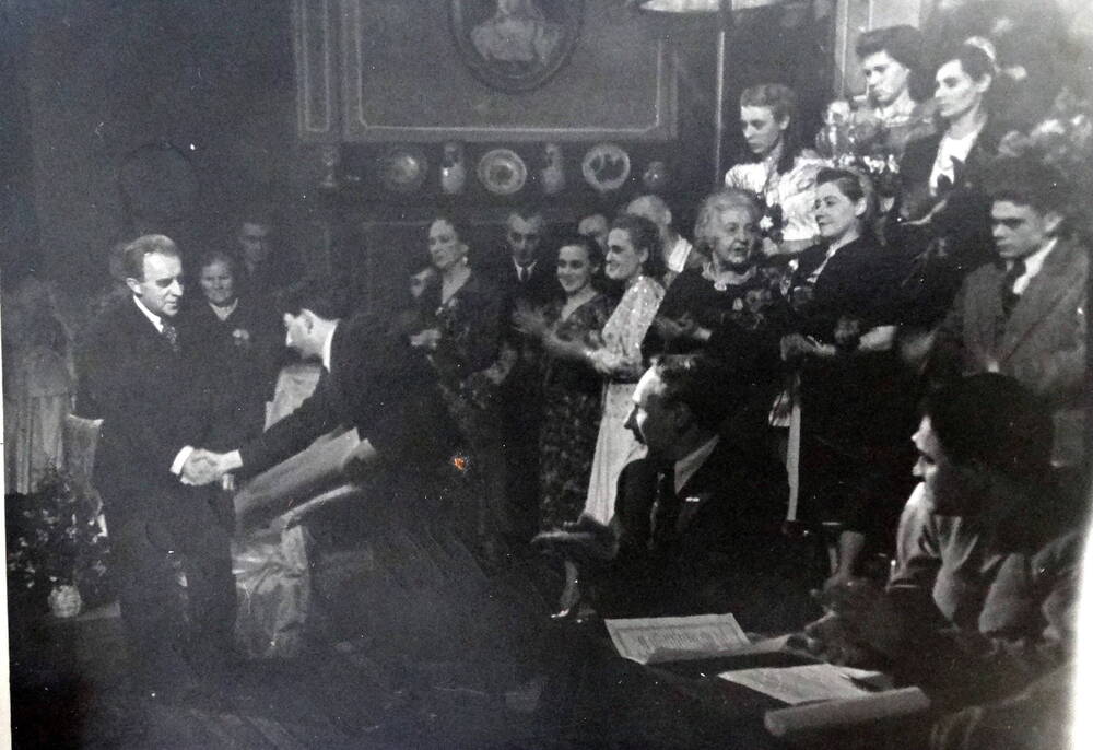 Фото Русского театра. Режиссер С.Петровский с группой актеров, 1950-е г.г.