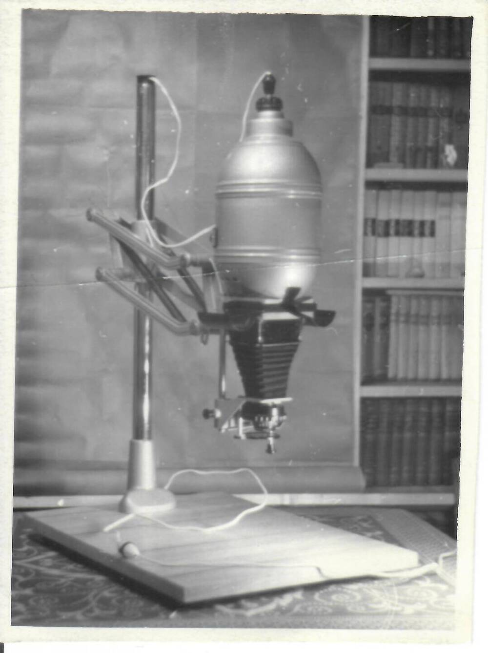 Фотография черно-белая, глянцевая печать. На фото: фотоувеличитель «Нева-4». г. Магадан, 1966 г.