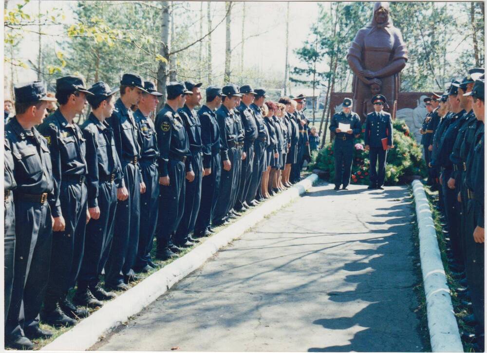 Фотография цветная сюжетная. Сотрудники РОВД у памятника участникам ВОВ, с. Ромны.