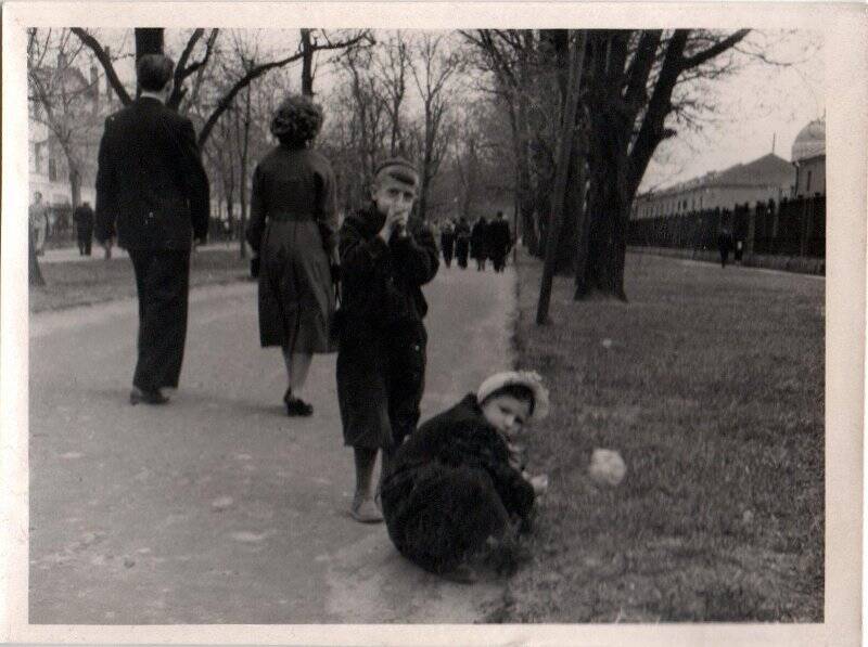 Фотография ч/б. Дети, играющие в Советском парке Кронштадта