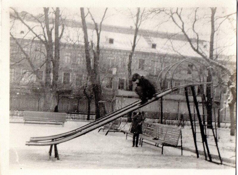 Фотография ч/б. Детская площадка (пр. Ленина, Кронштадт)